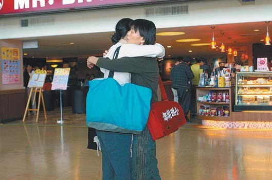2009年4月29日，马唯中搭机赴纽约，母亲周美青与马唯中在机场深情拥抱。