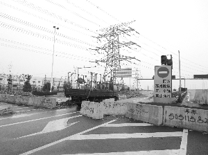 望虞河大桥无锡入口处堆起了“路障”和“禁止通行”的指示牌 本版摄影 现代快报记者 薛晟 蒋文龙