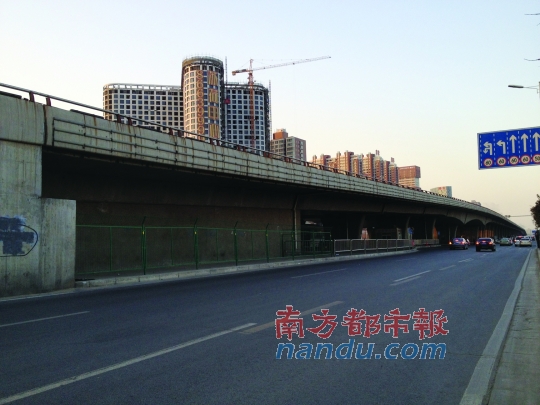 郑州市中州大道农业路口桥下新建的铁栅栏。