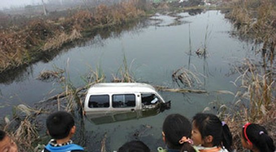 江西幼儿园校车侧翻坠入水塘 已有11人遇难