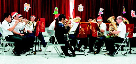 20名少年到士林地方法院演奏圣诞歌曲，掌声如雷。 台湾《联合报》
