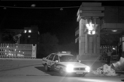 昨晚，一辆警车从县一中内驶出。本报记者朱嘉磊摄