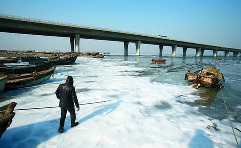 胶州湾浮冰成堆 似梦回唐朝瀚海阑干百丈冰
