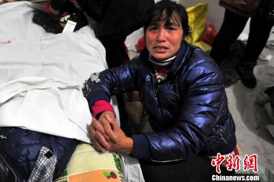 图为24日晚上，一名遇难孩童家属向记者讲诉事故发生经过。 刘占昆 摄