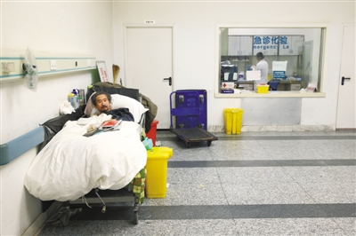 姚四海的病床占了两三个病床的位置，他5年没交过钱。