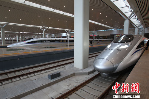 12月26日，河南郑州，即将发车的京广高铁。当日，世界上运营里程最长的高速铁路京广高铁正式开通运营，全程2298公里，全线设计时速350公里。中新社发 王中举 摄