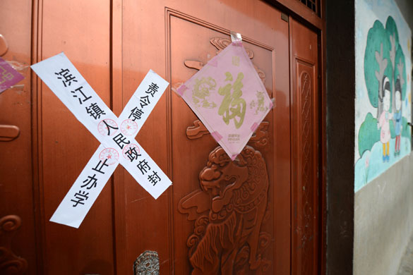 贵溪市滨江镇春蕾幼儿园大门被贴上封条（2012年12月25日摄）。 摄影：新华社记者 周科