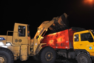 哈尔滨最低温度达-32℃ 运煤司机吃辣椒御寒