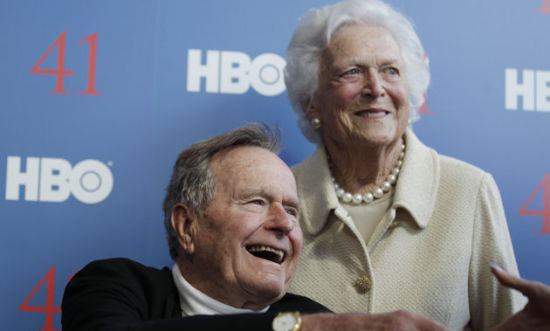 2012年6月12日的老布什，旁边是他的妻子芭芭拉-布什。
