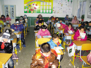 教室内的孩子们冷得只好穿着羽绒服、戴着帽子上课主任记者 杨海峰