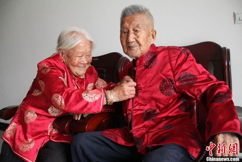 江苏百岁老人葛克圣、阙金芳已结婚80年，庆祝重阳节(资料图。  