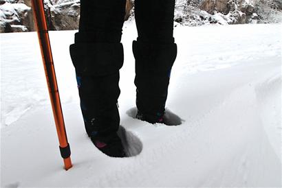 青岛迎来入冬最大雪漫过脚踝 今明气温跌至-8℃