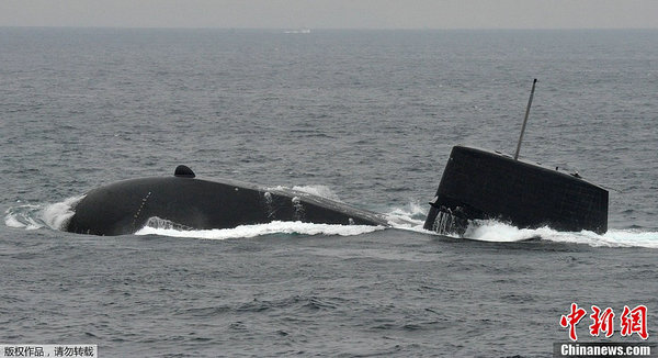 资料图：日本海上自卫队潜艇浮出水面。