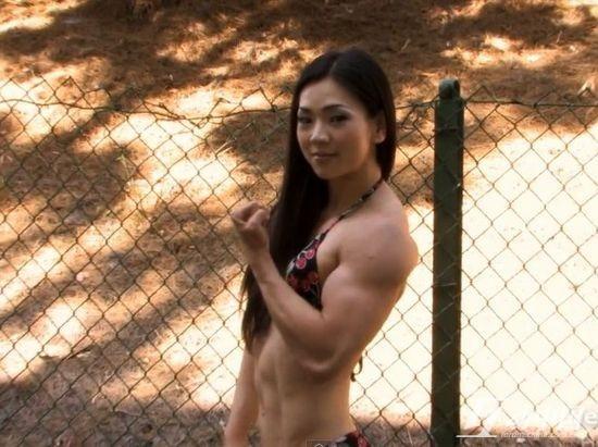 池妍玉，韩国著名健身教练，2012年11月，微博上有一韩国萝莉脸魔鬼肌肉女照片走红。