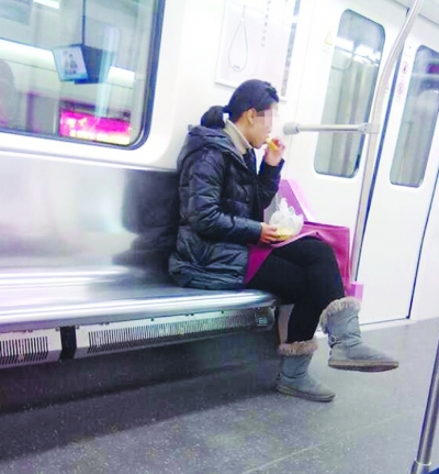 有乘客在地铁车厢进食。 @我是善良的佩佩 摄
