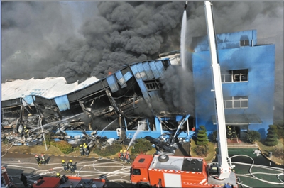 火灾发生后，厂房倒塌，浓烟滚滚。昨日，杭州市萧山区瓜沥镇一企业发生火灾。陈福 摄