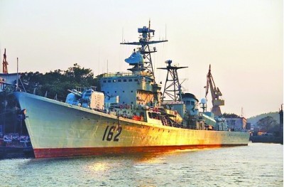 原文配图：正在广州黄埔造船厂等待改装的162“南宁”号驱逐舰。