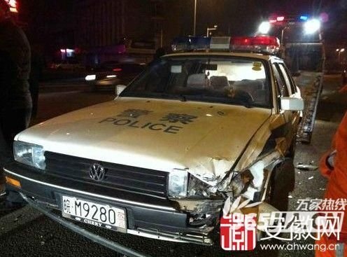 滁州12岁男孩偷开警车逆行撞上宝马