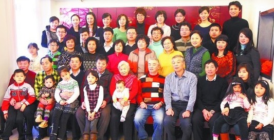青岛大家庭43口四世同堂 最年长者91岁