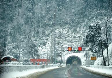 白雪覆盖的雅西高速泥巴山隧道。张磊摄