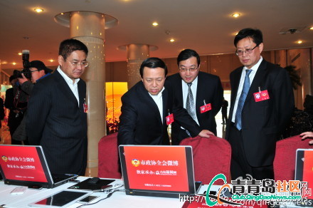 天上午市政协主席王书坚（左二)带领有关部门到政协微博互动区指导工作。