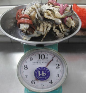 一公斤螃蟹摘下近250克皮筋 蒸煮会挥发毒性