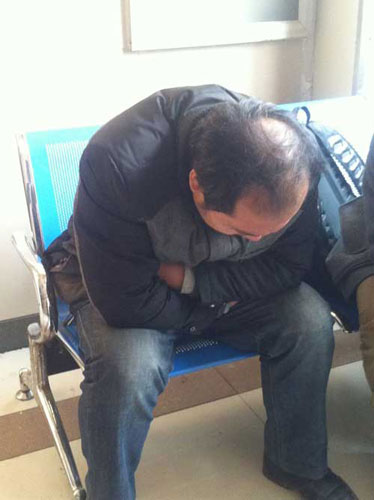 病房外，袁厉害的大儿子杜鹏很难过。央视网记者王在华摄