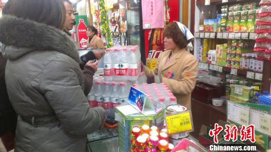 图为邯郸市民在超市抢购矿泉水　马继前　摄