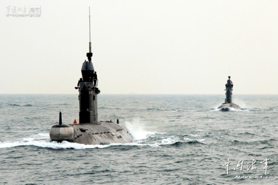 北海舰队某潜艇支队将多艘潜艇拉到陌生海域，组织潜潜、潜舰等近似实战的对抗演练。