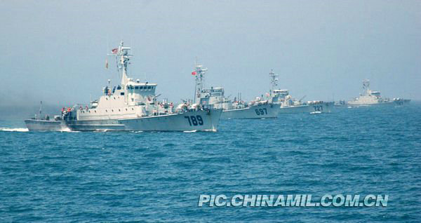 资料图：中国海军某猎潜艇大队机动反潜演练。