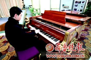 200岁老钢琴将现青岛 18k包金象牙琴键