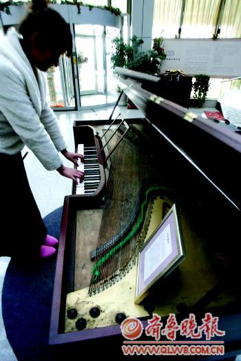 200岁老钢琴将现青岛 18k包金象牙琴键