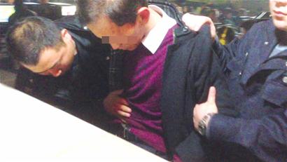 男子租轿车扮白领 混进游泳馆连偷6手机 男子租轿车扮白领 混进游泳馆连偷6手机