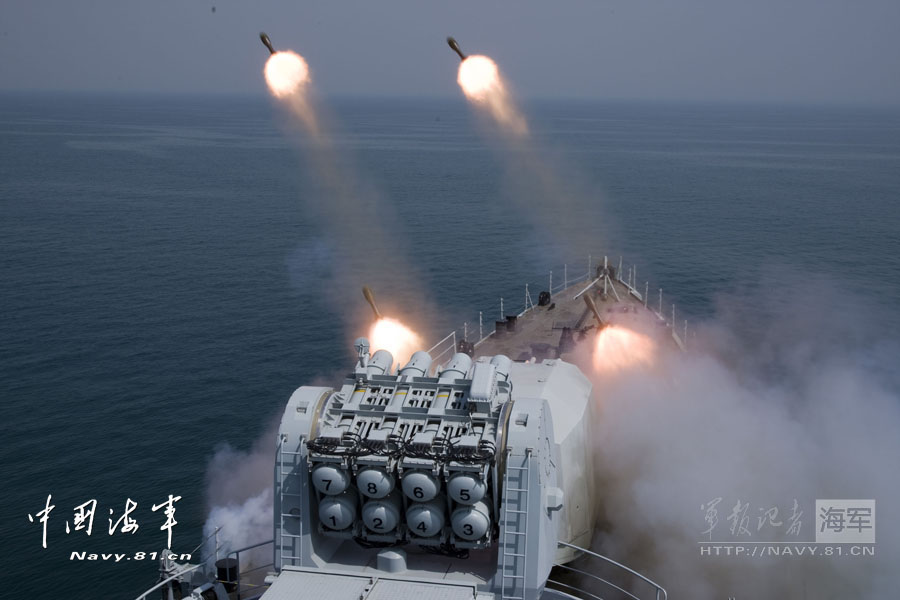 “青岛”号导弹驱逐舰实弹射击火力猛烈