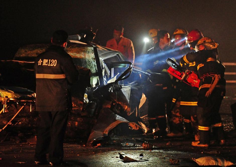 安徽合肥：两车相撞 6死4伤