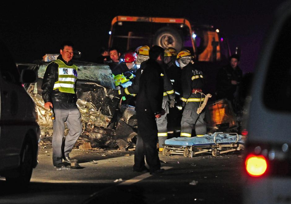 安徽合肥：两车相撞 6死4伤