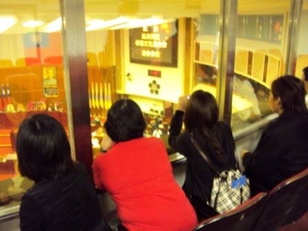 图为游客参观台北议会。
