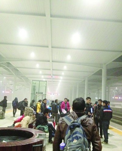 北京至武汉动车发生车顶起火事故 官方称不清楚