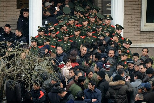 外交公寓50余民工讨薪 武警排人墙阻止