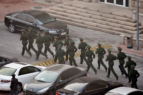 外交公寓50余民工讨薪 武警排人墙阻止