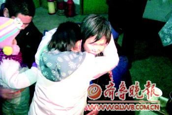 刘淑萍(右)与丈夫、女儿、儿子一家团聚。