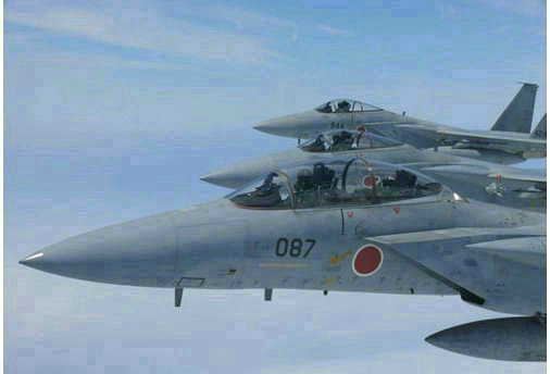 资料图：日本出动拦截中国飞机的F-15战斗机。