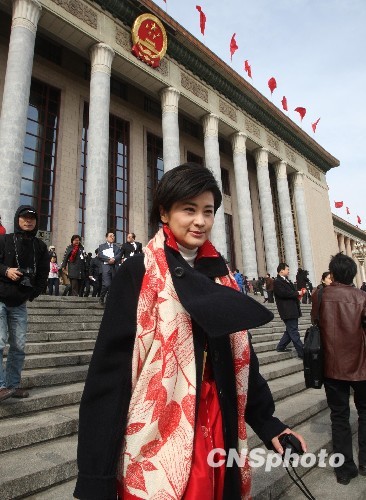 3月5日，吴小莉在北京人民大会堂前。当日，第十一届全国人大三次会议在北京开幕。