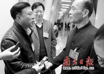广州市人社局局长（左）向广州市政协委员韩志鹏（右）道歉。
