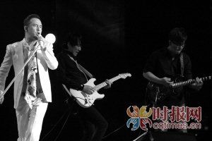 杨坤重庆开唱赞丁丁:国人眼中的漂亮姑娘