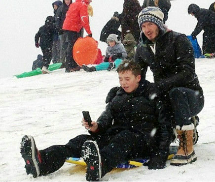 贝克汉姆带孩子滑雪