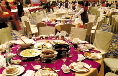 20日，一家国企在广州一家五星级酒店举行联欢会，当晚共摆了70多桌，每桌3900多元。新华社记者 陈晔华 摄