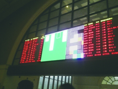 汉口火车站巨屏显示游戏界面。 照片由网友邹益涛提供
