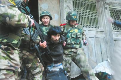 唐建国被警方制服。