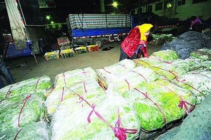 青岛蔬菜市场七成外地货 运输成本高菜价难降